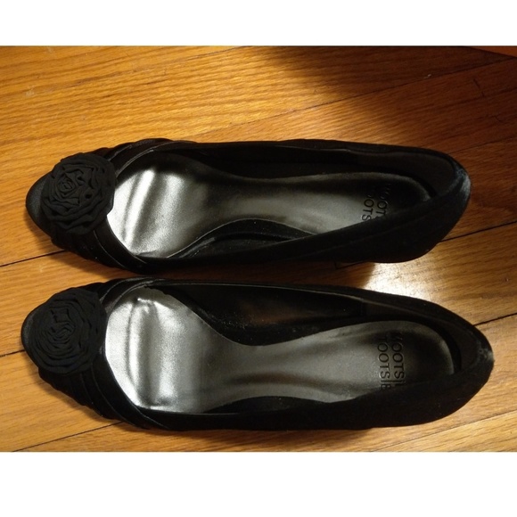 Peep Toe Black Heels with Flower on Toe - Picture 3 of 5